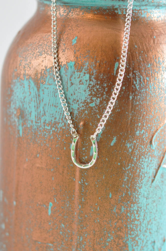 Horseshoe necklace tutorial - Suburble.com 