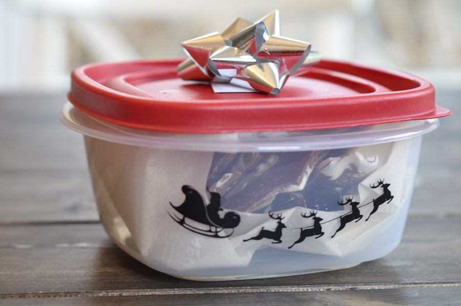 http://www.suburble.com/wp-content/uploads/2014/12/Adding-Festive-Flair-to-Rubbermaid-Containers-6.jpg