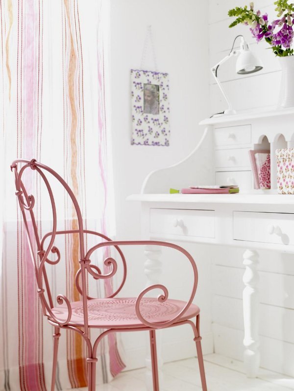 curvy-vintage-pink-garden-chair