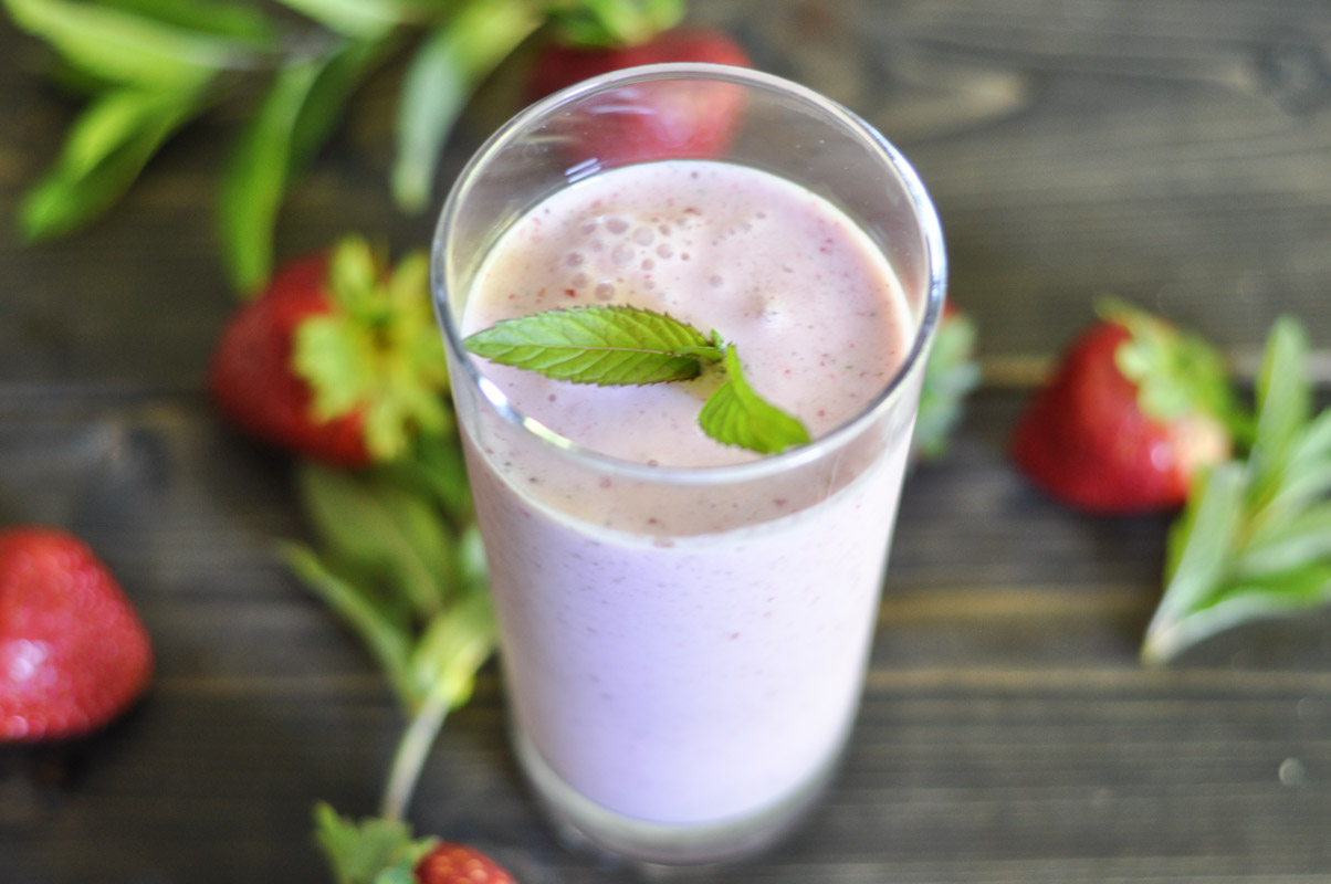 Strawberry Mint Smoothies – Fresh From the Garden