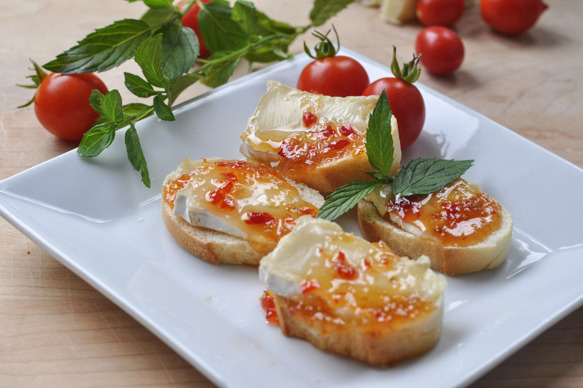 Sweet and Spicy Baked Brie Bites