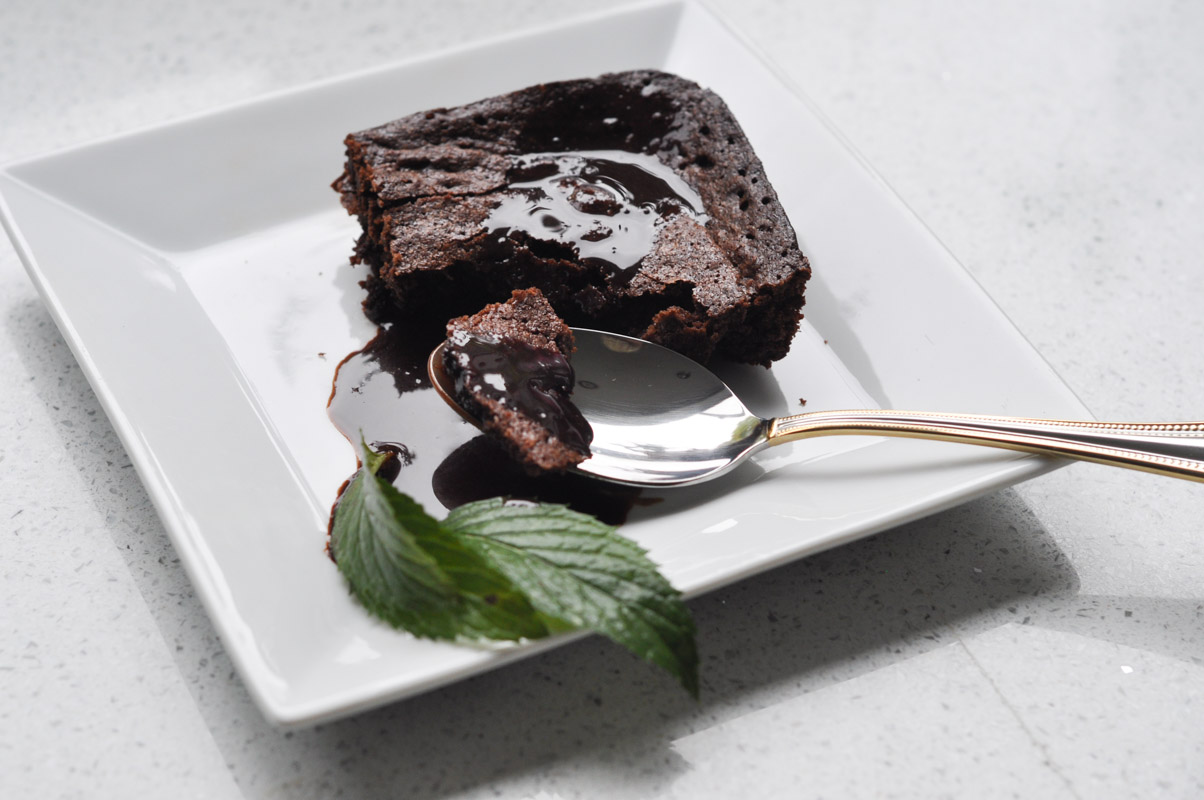 chocolate-brownies-with-curried-chocolate-sauce-4