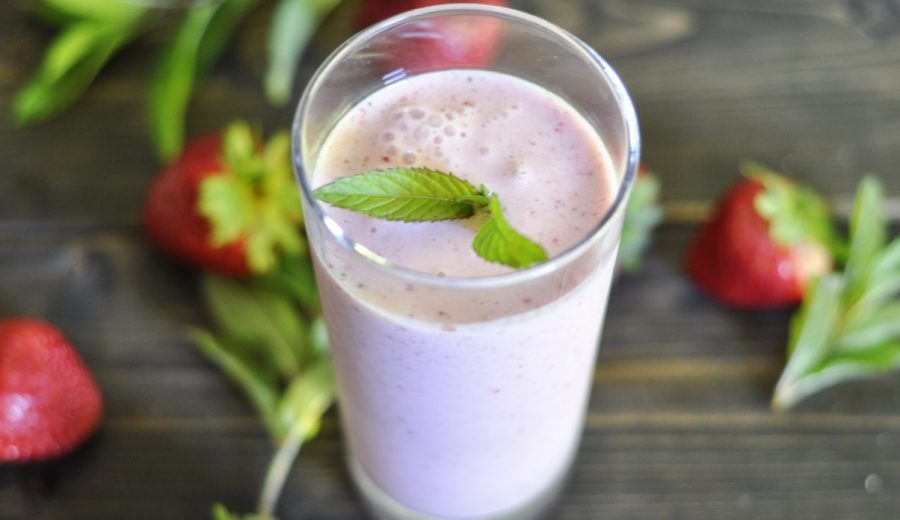 Strawberry Mint Smoothies – Fresh From the Garden